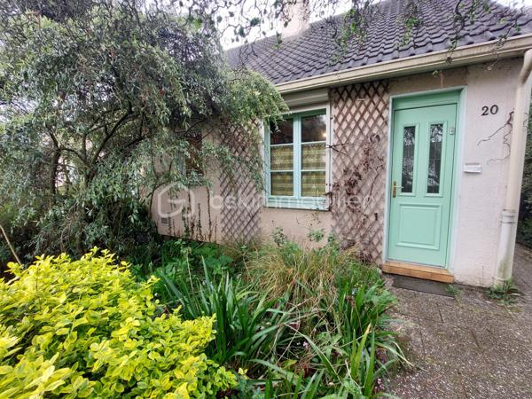 Découvrez cette maison indépendante de 126 m2 situé à Cauffry (60290), offrant un fort potentiel, idéale pour un projet familial ou un investissement.
Implantée sur un beau terrain clos et arboré de 1 225 m2 avec terrasse couverte, exposée est / ouest, cette propriété bénéficie d’un environnement agréable et de nombreuses possibilités d’aménagements extérieurs.
La maison se compose d’un sous-sol total comprenant, un garage pour stationner deux véhicules ainsi que plusieurs espaces annexes : atelier, chaufferie, cave et pièces de stockage, parfaits pour les amateurs de bricolage ou pour optimiser le rangement.

Vivable de plain-pied, elle dispose au rez-de-chaussée d’un salon double avec cheminée feu de bois parfait pour vos soirées d’hiver avec un accès donnant sur la terrasse, d’une cuisine indépendante avec cellier, un couloir qui dessert trois chambres, une salle d’eau, un WC indépendant et une pièce pouvant servir de rangement.
À l’étage, un palier dessert une chambre spacieuse, une salle d’eau avec WC et une grande pièce sous comble à aménager.

La maison est équipée de volets roulants électriques, d’un chauffage central au fuel, le terrain est agrémenté de plusieurs arbres fruitiers, d'un espace potager et de plusieurs places de stationnements.
Des travaux sont à prévoir, mais ils représentent une belle opportunité de révéler tout le charme de cette maison et de la façonner à votre image.

Taxe foncière : 1 577 euros / an.

Idéale pour une famille à la recherche d’espace et de tranquillité ! Tout en étant proches des commodités et à seulement 40 minutes de l’aéroport CDG ! 
Pour plus d’informations ou pour organiser une visite, contactez-moi vite !!