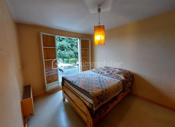 Découvrez cette maison indépendante de 126 m2 situé à Cauffry (60290), offrant un fort potentiel, idéale pour un projet familial ou un investissement.
Implantée sur un beau terrain clos et arboré de 1 225 m2 avec terrasse couverte, exposée est / ouest, cette propriété bénéficie d’un environnement agréable et de nombreuses possibilités d’aménagements extérieurs.
La maison se compose d’un sous-sol total comprenant, un garage pour stationner deux véhicules ainsi que plusieurs espaces annexes : atelier, chaufferie, cave et pièces de stockage, parfaits pour les amateurs de bricolage ou pour optimiser le rangement.

Vivable de plain-pied, elle dispose au rez-de-chaussée d’un salon double avec cheminée feu de bois parfait pour vos soirées d’hiver avec un accès donnant sur la terrasse, d’une cuisine indépendante avec cellier, un couloir qui dessert trois chambres, une salle d’eau, un WC indépendant et une pièce pouvant servir de rangement.
À l’étage, un palier dessert une chambre spacieuse, une salle d’eau avec WC et une grande pièce sous comble à aménager.

La maison est équipée de volets roulants électriques, d’un chauffage central au fuel, le terrain est agrémenté de plusieurs arbres fruitiers, d'un espace potager et de plusieurs places de stationnements.
Des travaux sont à prévoir, mais ils représentent une belle opportunité de révéler tout le charme de cette maison et de la façonner à votre image.

Taxe foncière : 1 577 euros / an.

Idéale pour une famille à la recherche d’espace et de tranquillité ! Tout en étant proches des commodités et à seulement 40 minutes de l’aéroport CDG ! 
Pour plus d’informations ou pour organiser une visite, contactez-moi vite !!