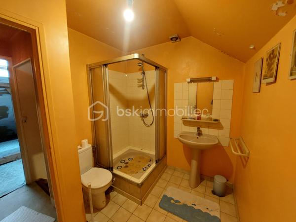 Découvrez cette maison indépendante de 126 m2 situé à Cauffry (60290), offrant un fort potentiel, idéale pour un projet familial ou un investissement.
Implantée sur un beau terrain clos et arboré de 1 225 m2 avec terrasse couverte, exposée est / ouest, cette propriété bénéficie d’un environnement agréable et de nombreuses possibilités d’aménagements extérieurs.
La maison se compose d’un sous-sol total comprenant, un garage pour stationner deux véhicules ainsi que plusieurs espaces annexes : atelier, chaufferie, cave et pièces de stockage, parfaits pour les amateurs de bricolage ou pour optimiser le rangement.

Vivable de plain-pied, elle dispose au rez-de-chaussée d’un salon double avec cheminée feu de bois parfait pour vos soirées d’hiver avec un accès donnant sur la terrasse, d’une cuisine indépendante avec cellier, un couloir qui dessert trois chambres, une salle d’eau, un WC indépendant et une pièce pouvant servir de rangement.
À l’étage, un palier dessert une chambre spacieuse, une salle d’eau avec WC et une grande pièce sous comble à aménager.

La maison est équipée de volets roulants électriques, d’un chauffage central au fuel, le terrain est agrémenté de plusieurs arbres fruitiers, d'un espace potager et de plusieurs places de stationnements.
Des travaux sont à prévoir, mais ils représentent une belle opportunité de révéler tout le charme de cette maison et de la façonner à votre image.

Taxe foncière : 1 577 euros / an.

Idéale pour une famille à la recherche d’espace et de tranquillité ! Tout en étant proches des commodités et à seulement 40 minutes de l’aéroport CDG ! 
Pour plus d’informations ou pour organiser une visite, contactez-moi vite !!