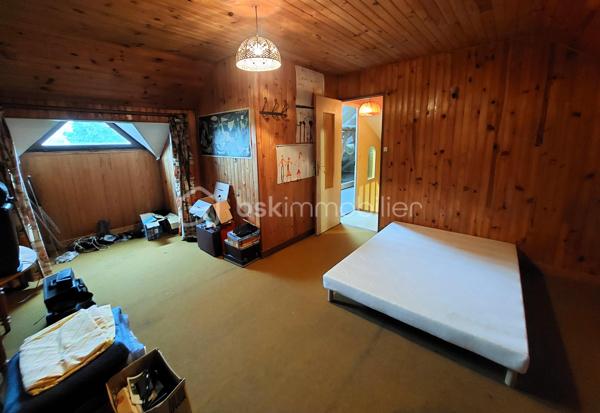 Découvrez cette maison indépendante de 126 m2 situé à Cauffry (60290), offrant un fort potentiel, idéale pour un projet familial ou un investissement.
Implantée sur un beau terrain clos et arboré de 1 225 m2 avec terrasse couverte, exposée est / ouest, cette propriété bénéficie d’un environnement agréable et de nombreuses possibilités d’aménagements extérieurs.
La maison se compose d’un sous-sol total comprenant, un garage pour stationner deux véhicules ainsi que plusieurs espaces annexes : atelier, chaufferie, cave et pièces de stockage, parfaits pour les amateurs de bricolage ou pour optimiser le rangement.

Vivable de plain-pied, elle dispose au rez-de-chaussée d’un salon double avec cheminée feu de bois parfait pour vos soirées d’hiver avec un accès donnant sur la terrasse, d’une cuisine indépendante avec cellier, un couloir qui dessert trois chambres, une salle d’eau, un WC indépendant et une pièce pouvant servir de rangement.
À l’étage, un palier dessert une chambre spacieuse, une salle d’eau avec WC et une grande pièce sous comble à aménager.

La maison est équipée de volets roulants électriques, d’un chauffage central au fuel, le terrain est agrémenté de plusieurs arbres fruitiers, d'un espace potager et de plusieurs places de stationnements.
Des travaux sont à prévoir, mais ils représentent une belle opportunité de révéler tout le charme de cette maison et de la façonner à votre image.

Taxe foncière : 1 577 euros / an.

Idéale pour une famille à la recherche d’espace et de tranquillité ! Tout en étant proches des commodités et à seulement 40 minutes de l’aéroport CDG ! 
Pour plus d’informations ou pour organiser une visite, contactez-moi vite !!