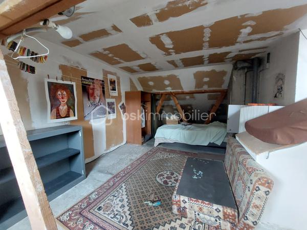 Découvrez cette maison indépendante de 126 m2 situé à Cauffry (60290), offrant un fort potentiel, idéale pour un projet familial ou un investissement.
Implantée sur un beau terrain clos et arboré de 1 225 m2 avec terrasse couverte, exposée est / ouest, cette propriété bénéficie d’un environnement agréable et de nombreuses possibilités d’aménagements extérieurs.
La maison se compose d’un sous-sol total comprenant, un garage pour stationner deux véhicules ainsi que plusieurs espaces annexes : atelier, chaufferie, cave et pièces de stockage, parfaits pour les amateurs de bricolage ou pour optimiser le rangement.

Vivable de plain-pied, elle dispose au rez-de-chaussée d’un salon double avec cheminée feu de bois parfait pour vos soirées d’hiver avec un accès donnant sur la terrasse, d’une cuisine indépendante avec cellier, un couloir qui dessert trois chambres, une salle d’eau, un WC indépendant et une pièce pouvant servir de rangement.
À l’étage, un palier dessert une chambre spacieuse, une salle d’eau avec WC et une grande pièce sous comble à aménager.

La maison est équipée de volets roulants électriques, d’un chauffage central au fuel, le terrain est agrémenté de plusieurs arbres fruitiers, d'un espace potager et de plusieurs places de stationnements.
Des travaux sont à prévoir, mais ils représentent une belle opportunité de révéler tout le charme de cette maison et de la façonner à votre image.

Taxe foncière : 1 577 euros / an.

Idéale pour une famille à la recherche d’espace et de tranquillité ! Tout en étant proches des commodités et à seulement 40 minutes de l’aéroport CDG ! 
Pour plus d’informations ou pour organiser une visite, contactez-moi vite !!