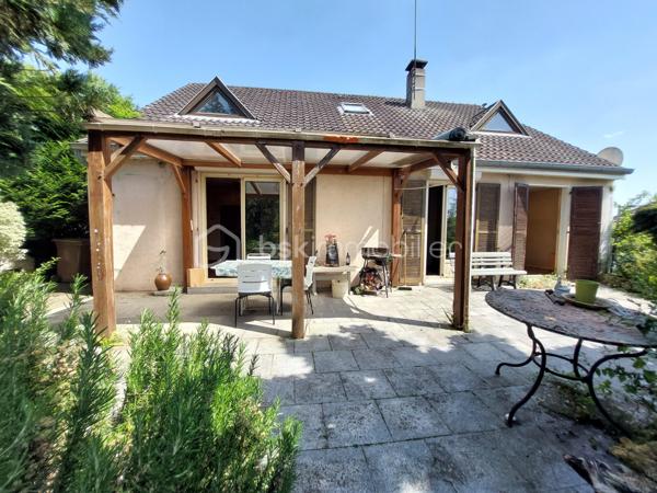 Découvrez cette maison indépendante de 126 m2 situé à Cauffry (60290), offrant un fort potentiel, idéale pour un projet familial ou un investissement.
Implantée sur un beau terrain clos et arboré de 1 225 m2 avec terrasse couverte, exposée est / ouest, cette propriété bénéficie d’un environnement agréable et de nombreuses possibilités d’aménagements extérieurs.
La maison se compose d’un sous-sol total comprenant, un garage pour stationner deux véhicules ainsi que plusieurs espaces annexes : atelier, chaufferie, cave et pièces de stockage, parfaits pour les amateurs de bricolage ou pour optimiser le rangement.

Vivable de plain-pied, elle dispose au rez-de-chaussée d’un salon double avec cheminée feu de bois parfait pour vos soirées d’hiver avec un accès donnant sur la terrasse, d’une cuisine indépendante avec cellier, un couloir qui dessert trois chambres, une salle d’eau, un WC indépendant et une pièce pouvant servir de rangement.
À l’étage, un palier dessert une chambre spacieuse, une salle d’eau avec WC et une grande pièce sous comble à aménager.

La maison est équipée de volets roulants électriques, d’un chauffage central au fuel, le terrain est agrémenté de plusieurs arbres fruitiers, d'un espace potager et de plusieurs places de stationnements.
Des travaux sont à prévoir, mais ils représentent une belle opportunité de révéler tout le charme de cette maison et de la façonner à votre image.

Taxe foncière : 1 577 euros / an.

Idéale pour une famille à la recherche d’espace et de tranquillité ! Tout en étant proches des commodités et à seulement 40 minutes de l’aéroport CDG ! 
Pour plus d’informations ou pour organiser une visite, contactez-moi vite !!