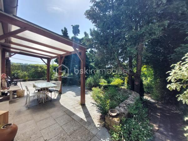 Découvrez cette maison indépendante de 126 m2 situé à Cauffry (60290), offrant un fort potentiel, idéale pour un projet familial ou un investissement.
Implantée sur un beau terrain clos et arboré de 1 225 m2 avec terrasse couverte, exposée est / ouest, cette propriété bénéficie d’un environnement agréable et de nombreuses possibilités d’aménagements extérieurs.
La maison se compose d’un sous-sol total comprenant, un garage pour stationner deux véhicules ainsi que plusieurs espaces annexes : atelier, chaufferie, cave et pièces de stockage, parfaits pour les amateurs de bricolage ou pour optimiser le rangement.

Vivable de plain-pied, elle dispose au rez-de-chaussée d’un salon double avec cheminée feu de bois parfait pour vos soirées d’hiver avec un accès donnant sur la terrasse, d’une cuisine indépendante avec cellier, un couloir qui dessert trois chambres, une salle d’eau, un WC indépendant et une pièce pouvant servir de rangement.
À l’étage, un palier dessert une chambre spacieuse, une salle d’eau avec WC et une grande pièce sous comble à aménager.

La maison est équipée de volets roulants électriques, d’un chauffage central au fuel, le terrain est agrémenté de plusieurs arbres fruitiers, d'un espace potager et de plusieurs places de stationnements.
Des travaux sont à prévoir, mais ils représentent une belle opportunité de révéler tout le charme de cette maison et de la façonner à votre image.

Taxe foncière : 1 577 euros / an.

Idéale pour une famille à la recherche d’espace et de tranquillité ! Tout en étant proches des commodités et à seulement 40 minutes de l’aéroport CDG ! 
Pour plus d’informations ou pour organiser une visite, contactez-moi vite !!