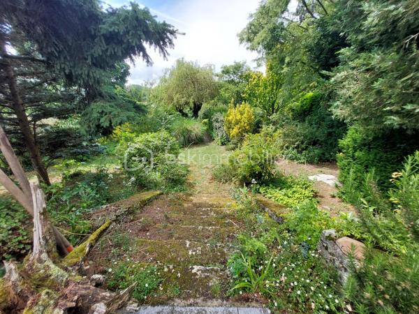 Découvrez cette maison indépendante de 126 m2 situé à Cauffry (60290), offrant un fort potentiel, idéale pour un projet familial ou un investissement.
Implantée sur un beau terrain clos et arboré de 1 225 m2 avec terrasse couverte, exposée est / ouest, cette propriété bénéficie d’un environnement agréable et de nombreuses possibilités d’aménagements extérieurs.
La maison se compose d’un sous-sol total comprenant, un garage pour stationner deux véhicules ainsi que plusieurs espaces annexes : atelier, chaufferie, cave et pièces de stockage, parfaits pour les amateurs de bricolage ou pour optimiser le rangement.

Vivable de plain-pied, elle dispose au rez-de-chaussée d’un salon double avec cheminée feu de bois parfait pour vos soirées d’hiver avec un accès donnant sur la terrasse, d’une cuisine indépendante avec cellier, un couloir qui dessert trois chambres, une salle d’eau, un WC indépendant et une pièce pouvant servir de rangement.
À l’étage, un palier dessert une chambre spacieuse, une salle d’eau avec WC et une grande pièce sous comble à aménager.

La maison est équipée de volets roulants électriques, d’un chauffage central au fuel, le terrain est agrémenté de plusieurs arbres fruitiers, d'un espace potager et de plusieurs places de stationnements.
Des travaux sont à prévoir, mais ils représentent une belle opportunité de révéler tout le charme de cette maison et de la façonner à votre image.

Taxe foncière : 1 577 euros / an.

Idéale pour une famille à la recherche d’espace et de tranquillité ! Tout en étant proches des commodités et à seulement 40 minutes de l’aéroport CDG ! 
Pour plus d’informations ou pour organiser une visite, contactez-moi vite !!