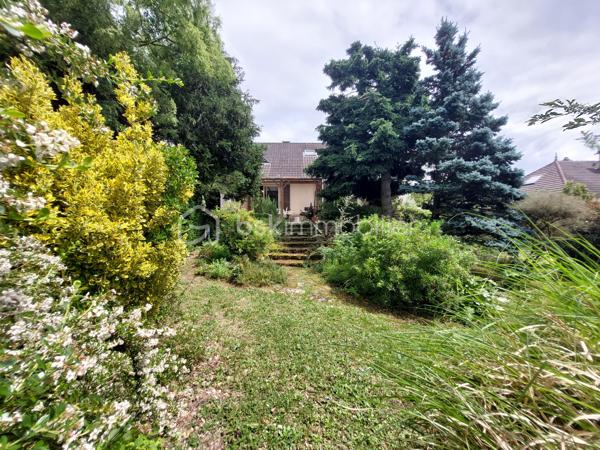 Découvrez cette maison indépendante de 126 m2 situé à Cauffry (60290), offrant un fort potentiel, idéale pour un projet familial ou un investissement.
Implantée sur un beau terrain clos et arboré de 1 225 m2 avec terrasse couverte, exposée est / ouest, cette propriété bénéficie d’un environnement agréable et de nombreuses possibilités d’aménagements extérieurs.
La maison se compose d’un sous-sol total comprenant, un garage pour stationner deux véhicules ainsi que plusieurs espaces annexes : atelier, chaufferie, cave et pièces de stockage, parfaits pour les amateurs de bricolage ou pour optimiser le rangement.

Vivable de plain-pied, elle dispose au rez-de-chaussée d’un salon double avec cheminée feu de bois parfait pour vos soirées d’hiver avec un accès donnant sur la terrasse, d’une cuisine indépendante avec cellier, un couloir qui dessert trois chambres, une salle d’eau, un WC indépendant et une pièce pouvant servir de rangement.
À l’étage, un palier dessert une chambre spacieuse, une salle d’eau avec WC et une grande pièce sous comble à aménager.

La maison est équipée de volets roulants électriques, d’un chauffage central au fuel, le terrain est agrémenté de plusieurs arbres fruitiers, d'un espace potager et de plusieurs places de stationnements.
Des travaux sont à prévoir, mais ils représentent une belle opportunité de révéler tout le charme de cette maison et de la façonner à votre image.

Taxe foncière : 1 577 euros / an.

Idéale pour une famille à la recherche d’espace et de tranquillité ! Tout en étant proches des commodités et à seulement 40 minutes de l’aéroport CDG ! 
Pour plus d’informations ou pour organiser une visite, contactez-moi vite !!