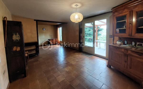 Découvrez cette maison indépendante de 126 m2 situé à Cauffry (60290), offrant un fort potentiel, idéale pour un projet familial ou un investissement.
Implantée sur un beau terrain clos et arboré de 1 225 m2 avec terrasse couverte, exposée est / ouest, cette propriété bénéficie d’un environnement agréable et de nombreuses possibilités d’aménagements extérieurs.
La maison se compose d’un sous-sol total comprenant, un garage pour stationner deux véhicules ainsi que plusieurs espaces annexes : atelier, chaufferie, cave et pièces de stockage, parfaits pour les amateurs de bricolage ou pour optimiser le rangement.

Vivable de plain-pied, elle dispose au rez-de-chaussée d’un salon double avec cheminée feu de bois parfait pour vos soirées d’hiver avec un accès donnant sur la terrasse, d’une cuisine indépendante avec cellier, un couloir qui dessert trois chambres, une salle d’eau, un WC indépendant et une pièce pouvant servir de rangement.
À l’étage, un palier dessert une chambre spacieuse, une salle d’eau avec WC et une grande pièce sous comble à aménager.

La maison est équipée de volets roulants électriques, d’un chauffage central au fuel, le terrain est agrémenté de plusieurs arbres fruitiers, d'un espace potager et de plusieurs places de stationnements.
Des travaux sont à prévoir, mais ils représentent une belle opportunité de révéler tout le charme de cette maison et de la façonner à votre image.

Taxe foncière : 1 577 euros / an.

Idéale pour une famille à la recherche d’espace et de tranquillité ! Tout en étant proches des commodités et à seulement 40 minutes de l’aéroport CDG ! 
Pour plus d’informations ou pour organiser une visite, contactez-moi vite !!