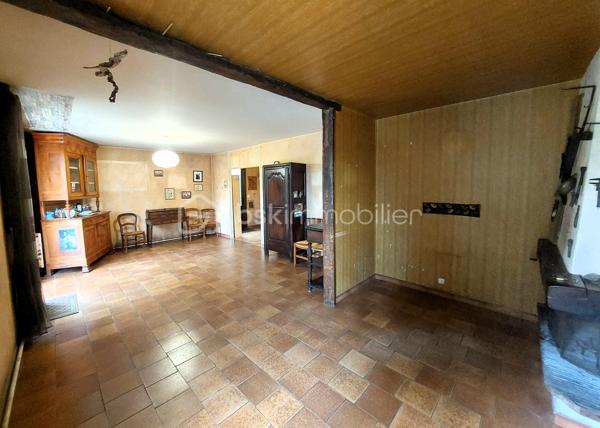 Découvrez cette maison indépendante de 126 m2 situé à Cauffry (60290), offrant un fort potentiel, idéale pour un projet familial ou un investissement.
Implantée sur un beau terrain clos et arboré de 1 225 m2 avec terrasse couverte, exposée est / ouest, cette propriété bénéficie d’un environnement agréable et de nombreuses possibilités d’aménagements extérieurs.
La maison se compose d’un sous-sol total comprenant, un garage pour stationner deux véhicules ainsi que plusieurs espaces annexes : atelier, chaufferie, cave et pièces de stockage, parfaits pour les amateurs de bricolage ou pour optimiser le rangement.

Vivable de plain-pied, elle dispose au rez-de-chaussée d’un salon double avec cheminée feu de bois parfait pour vos soirées d’hiver avec un accès donnant sur la terrasse, d’une cuisine indépendante avec cellier, un couloir qui dessert trois chambres, une salle d’eau, un WC indépendant et une pièce pouvant servir de rangement.
À l’étage, un palier dessert une chambre spacieuse, une salle d’eau avec WC et une grande pièce sous comble à aménager.

La maison est équipée de volets roulants électriques, d’un chauffage central au fuel, le terrain est agrémenté de plusieurs arbres fruitiers, d'un espace potager et de plusieurs places de stationnements.
Des travaux sont à prévoir, mais ils représentent une belle opportunité de révéler tout le charme de cette maison et de la façonner à votre image.

Taxe foncière : 1 577 euros / an.

Idéale pour une famille à la recherche d’espace et de tranquillité ! Tout en étant proches des commodités et à seulement 40 minutes de l’aéroport CDG ! 
Pour plus d’informations ou pour organiser une visite, contactez-moi vite !!