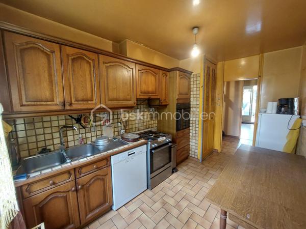 Découvrez cette maison indépendante de 126 m2 situé à Cauffry (60290), offrant un fort potentiel, idéale pour un projet familial ou un investissement.
Implantée sur un beau terrain clos et arboré de 1 225 m2 avec terrasse couverte, exposée est / ouest, cette propriété bénéficie d’un environnement agréable et de nombreuses possibilités d’aménagements extérieurs.
La maison se compose d’un sous-sol total comprenant, un garage pour stationner deux véhicules ainsi que plusieurs espaces annexes : atelier, chaufferie, cave et pièces de stockage, parfaits pour les amateurs de bricolage ou pour optimiser le rangement.

Vivable de plain-pied, elle dispose au rez-de-chaussée d’un salon double avec cheminée feu de bois parfait pour vos soirées d’hiver avec un accès donnant sur la terrasse, d’une cuisine indépendante avec cellier, un couloir qui dessert trois chambres, une salle d’eau, un WC indépendant et une pièce pouvant servir de rangement.
À l’étage, un palier dessert une chambre spacieuse, une salle d’eau avec WC et une grande pièce sous comble à aménager.

La maison est équipée de volets roulants électriques, d’un chauffage central au fuel, le terrain est agrémenté de plusieurs arbres fruitiers, d'un espace potager et de plusieurs places de stationnements.
Des travaux sont à prévoir, mais ils représentent une belle opportunité de révéler tout le charme de cette maison et de la façonner à votre image.

Taxe foncière : 1 577 euros / an.

Idéale pour une famille à la recherche d’espace et de tranquillité ! Tout en étant proches des commodités et à seulement 40 minutes de l’aéroport CDG ! 
Pour plus d’informations ou pour organiser une visite, contactez-moi vite !!