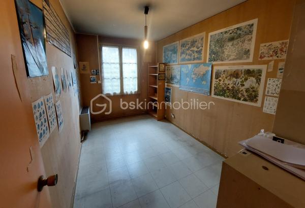 Découvrez cette maison indépendante de 126 m2 situé à Cauffry (60290), offrant un fort potentiel, idéale pour un projet familial ou un investissement.
Implantée sur un beau terrain clos et arboré de 1 225 m2 avec terrasse couverte, exposée est / ouest, cette propriété bénéficie d’un environnement agréable et de nombreuses possibilités d’aménagements extérieurs.
La maison se compose d’un sous-sol total comprenant, un garage pour stationner deux véhicules ainsi que plusieurs espaces annexes : atelier, chaufferie, cave et pièces de stockage, parfaits pour les amateurs de bricolage ou pour optimiser le rangement.

Vivable de plain-pied, elle dispose au rez-de-chaussée d’un salon double avec cheminée feu de bois parfait pour vos soirées d’hiver avec un accès donnant sur la terrasse, d’une cuisine indépendante avec cellier, un couloir qui dessert trois chambres, une salle d’eau, un WC indépendant et une pièce pouvant servir de rangement.
À l’étage, un palier dessert une chambre spacieuse, une salle d’eau avec WC et une grande pièce sous comble à aménager.

La maison est équipée de volets roulants électriques, d’un chauffage central au fuel, le terrain est agrémenté de plusieurs arbres fruitiers, d'un espace potager et de plusieurs places de stationnements.
Des travaux sont à prévoir, mais ils représentent une belle opportunité de révéler tout le charme de cette maison et de la façonner à votre image.

Taxe foncière : 1 577 euros / an.

Idéale pour une famille à la recherche d’espace et de tranquillité ! Tout en étant proches des commodités et à seulement 40 minutes de l’aéroport CDG ! 
Pour plus d’informations ou pour organiser une visite, contactez-moi vite !!