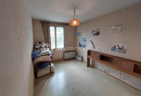 Découvrez cette maison indépendante de 126 m2 situé à Cauffry (60290), offrant un fort potentiel, idéale pour un projet familial ou un investissement.
Implantée sur un beau terrain clos et arboré de 1 225 m2 avec terrasse couverte, exposée est / ouest, cette propriété bénéficie d’un environnement agréable et de nombreuses possibilités d’aménagements extérieurs.
La maison se compose d’un sous-sol total comprenant, un garage pour stationner deux véhicules ainsi que plusieurs espaces annexes : atelier, chaufferie, cave et pièces de stockage, parfaits pour les amateurs de bricolage ou pour optimiser le rangement.

Vivable de plain-pied, elle dispose au rez-de-chaussée d’un salon double avec cheminée feu de bois parfait pour vos soirées d’hiver avec un accès donnant sur la terrasse, d’une cuisine indépendante avec cellier, un couloir qui dessert trois chambres, une salle d’eau, un WC indépendant et une pièce pouvant servir de rangement.
À l’étage, un palier dessert une chambre spacieuse, une salle d’eau avec WC et une grande pièce sous comble à aménager.

La maison est équipée de volets roulants électriques, d’un chauffage central au fuel, le terrain est agrémenté de plusieurs arbres fruitiers, d'un espace potager et de plusieurs places de stationnements.
Des travaux sont à prévoir, mais ils représentent une belle opportunité de révéler tout le charme de cette maison et de la façonner à votre image.

Taxe foncière : 1 577 euros / an.

Idéale pour une famille à la recherche d’espace et de tranquillité ! Tout en étant proches des commodités et à seulement 40 minutes de l’aéroport CDG ! 
Pour plus d’informations ou pour organiser une visite, contactez-moi vite !!