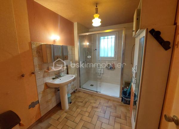 Découvrez cette maison indépendante de 126 m2 situé à Cauffry (60290), offrant un fort potentiel, idéale pour un projet familial ou un investissement.
Implantée sur un beau terrain clos et arboré de 1 225 m2 avec terrasse couverte, exposée est / ouest, cette propriété bénéficie d’un environnement agréable et de nombreuses possibilités d’aménagements extérieurs.
La maison se compose d’un sous-sol total comprenant, un garage pour stationner deux véhicules ainsi que plusieurs espaces annexes : atelier, chaufferie, cave et pièces de stockage, parfaits pour les amateurs de bricolage ou pour optimiser le rangement.

Vivable de plain-pied, elle dispose au rez-de-chaussée d’un salon double avec cheminée feu de bois parfait pour vos soirées d’hiver avec un accès donnant sur la terrasse, d’une cuisine indépendante avec cellier, un couloir qui dessert trois chambres, une salle d’eau, un WC indépendant et une pièce pouvant servir de rangement.
À l’étage, un palier dessert une chambre spacieuse, une salle d’eau avec WC et une grande pièce sous comble à aménager.

La maison est équipée de volets roulants électriques, d’un chauffage central au fuel, le terrain est agrémenté de plusieurs arbres fruitiers, d'un espace potager et de plusieurs places de stationnements.
Des travaux sont à prévoir, mais ils représentent une belle opportunité de révéler tout le charme de cette maison et de la façonner à votre image.

Taxe foncière : 1 577 euros / an.

Idéale pour une famille à la recherche d’espace et de tranquillité ! Tout en étant proches des commodités et à seulement 40 minutes de l’aéroport CDG ! 
Pour plus d’informations ou pour organiser une visite, contactez-moi vite !!