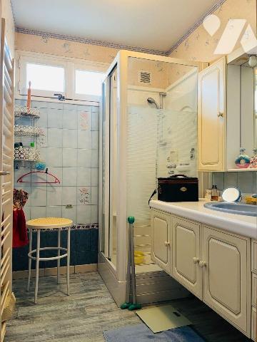 A vendre sur la commune d'Avranches, dans un quartier recherché, une maison de plain-pied sur s...