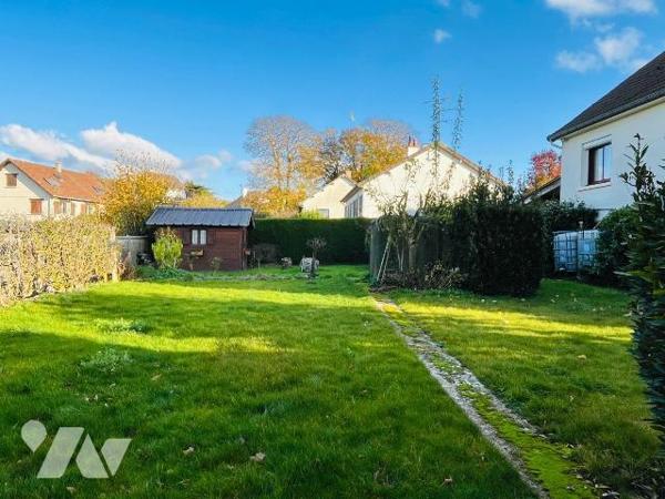 A vendre sur la commune d'Avranches, dans un quartier recherché, une maison de plain-pied sur s...