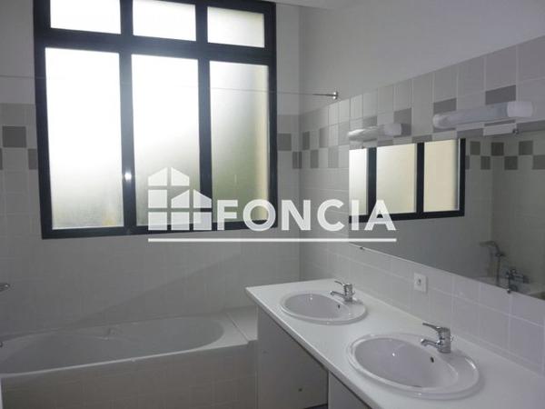 Location Local commercial 4 pièces 81.1 m² - 82 AVENUE DE LA MARNE Biarritz 64200