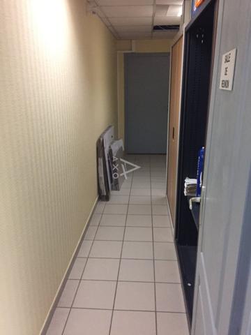 A louer toutes charges comprises,  un ensemble de bureaux et ses annexes..