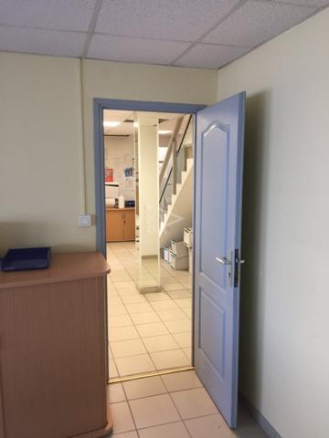 A louer toutes charges comprises,  un ensemble de bureaux et ses annexes..