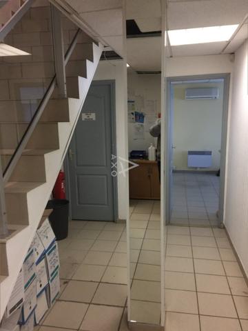 A louer toutes charges comprises,  un ensemble de bureaux et ses annexes..