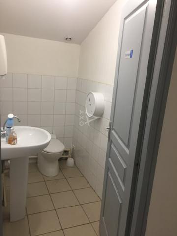 A louer toutes charges comprises,  un ensemble de bureaux et ses annexes..
