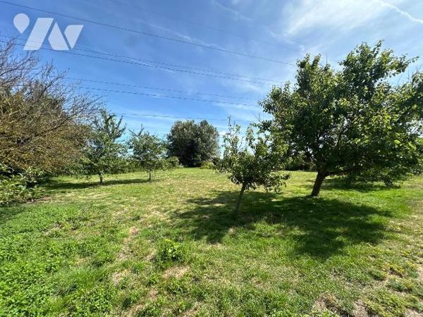 À vendre sur la commune de Bourbourg, ancien corps de ferme de caractère construit en 1949, off...
