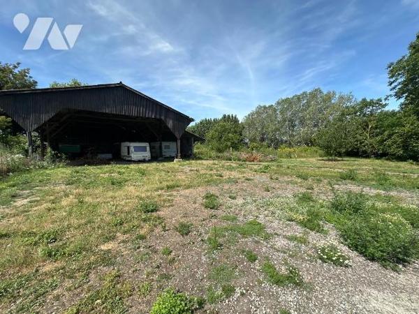 À vendre sur la commune de Bourbourg, ancien corps de ferme de caractère construit en 1949, off...