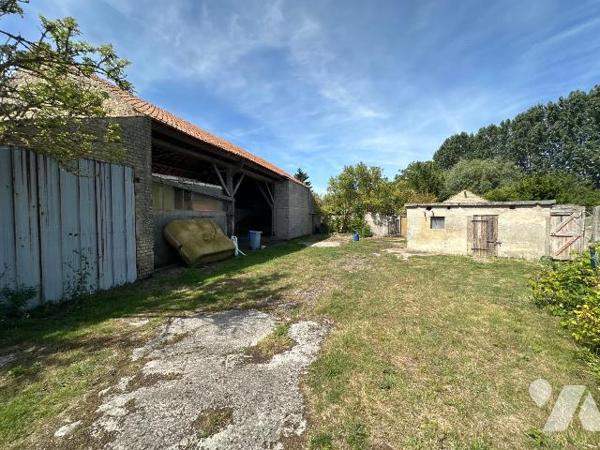 À vendre sur la commune de Bourbourg, ancien corps de ferme de caractère construit en 1949, off...