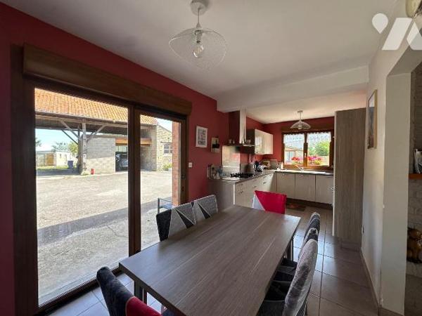 À vendre sur la commune de Bourbourg, ancien corps de ferme de caractère construit en 1949, off...
