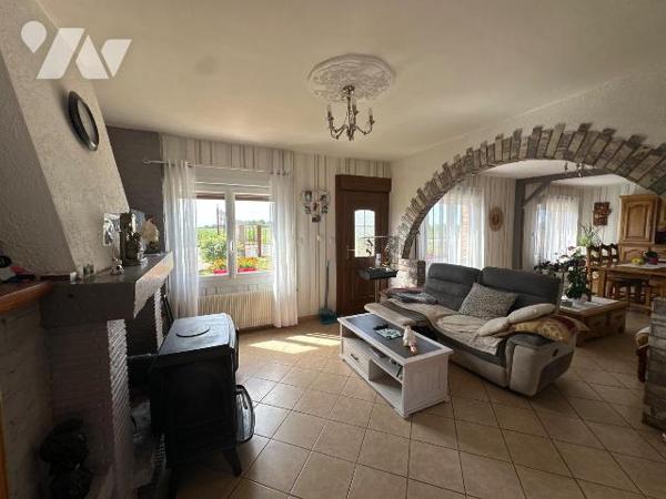 À vendre sur la commune de Bourbourg, ancien corps de ferme de caractère construit en 1949, off...