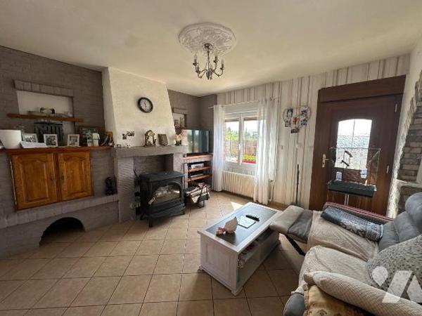 À vendre sur la commune de Bourbourg, ancien corps de ferme de caractère construit en 1949, off...