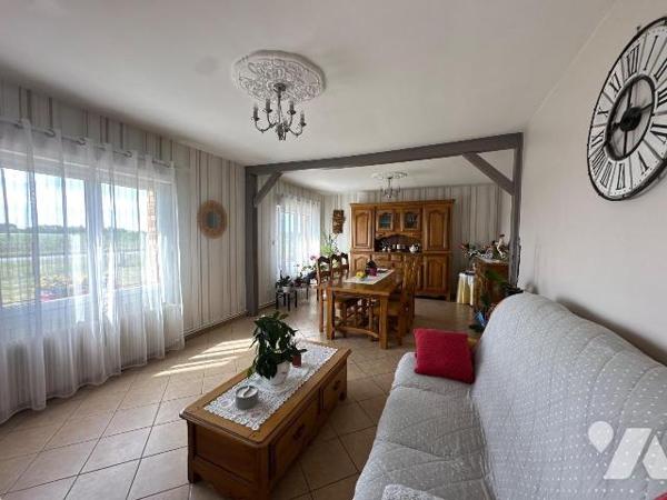 À vendre sur la commune de Bourbourg, ancien corps de ferme de caractère construit en 1949, off...