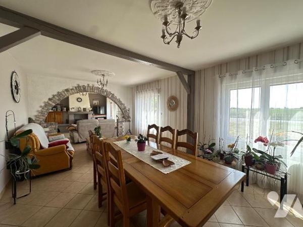 À vendre sur la commune de Bourbourg, ancien corps de ferme de caractère construit en 1949, off...