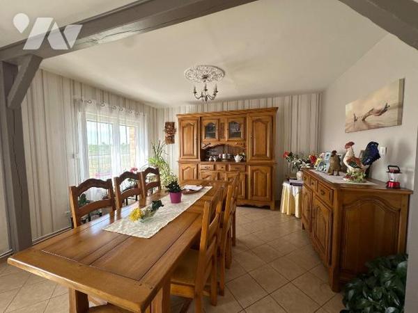 À vendre sur la commune de Bourbourg, ancien corps de ferme de caractère construit en 1949, off...