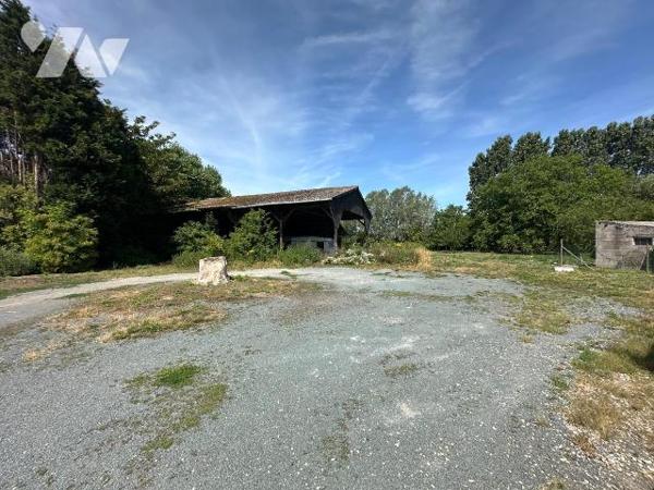 À vendre sur la commune de Bourbourg, ancien corps de ferme de caractère construit en 1949, off...