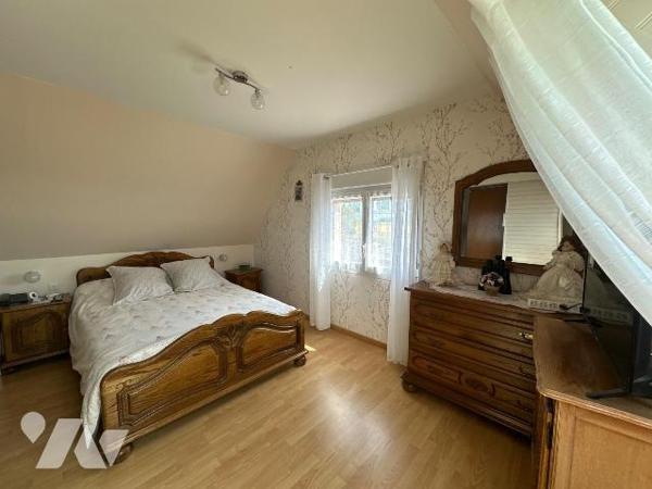 À vendre sur la commune de Bourbourg, ancien corps de ferme de caractère construit en 1949, off...