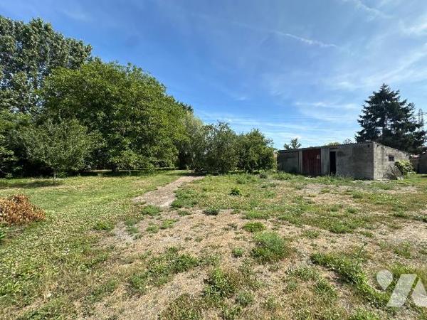 À vendre sur la commune de Bourbourg, ancien corps de ferme de caractère construit en 1949, off...