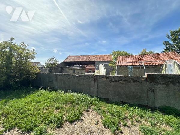 À vendre sur la commune de Bourbourg, ancien corps de ferme de caractère construit en 1949, off...