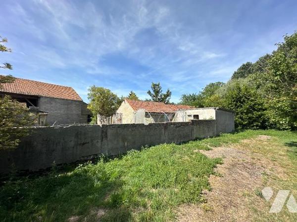 À vendre sur la commune de Bourbourg, ancien corps de ferme de caractère construit en 1949, off...