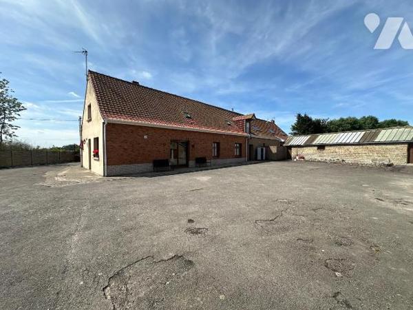 À vendre sur la commune de Bourbourg, ancien corps de ferme de caractère construit en 1949, off...