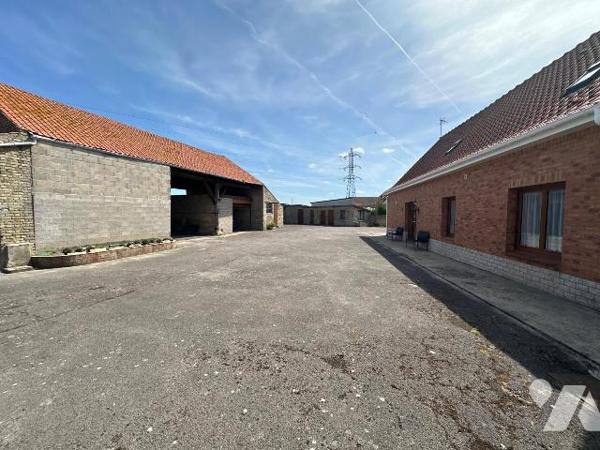 À vendre sur la commune de Bourbourg, ancien corps de ferme de caractère construit en 1949, off...