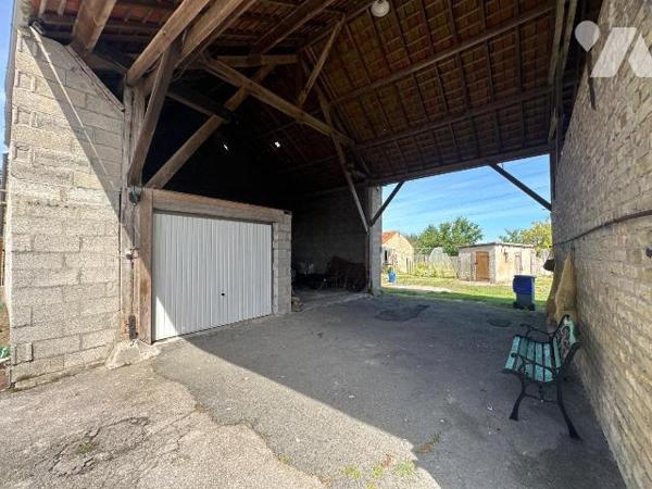 À vendre sur la commune de Bourbourg, ancien corps de ferme de caractère construit en 1949, off...