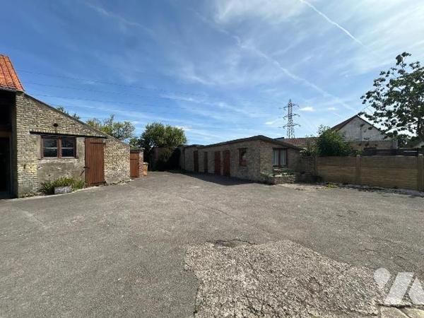 À vendre sur la commune de Bourbourg, ancien corps de ferme de caractère construit en 1949, off...