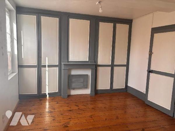 BAISSE DE PRIX :
A VENDRE à ABBEVILLE, à proximité du Centre ville, d'une Ecole, sympathique m...