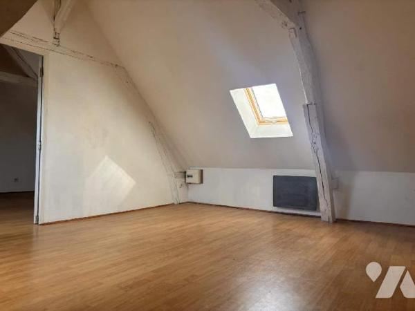 BAISSE DE PRIX :
A VENDRE à ABBEVILLE, à proximité du Centre ville, d'une Ecole, sympathique m...