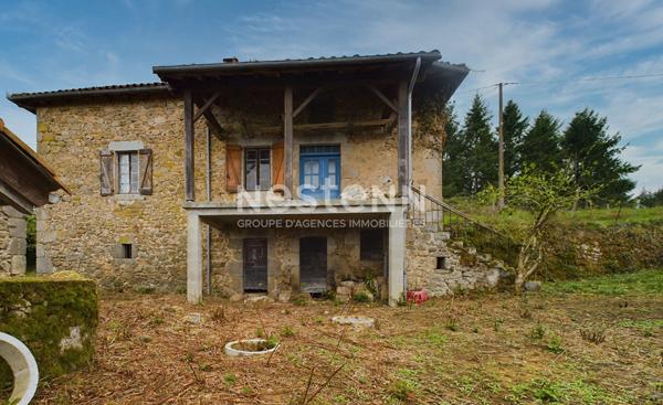 A 30 min d'Aurillac, secteur Maurs, à vendre Maison en pierre à rénover avec four à pain et dépendances sur 5000 m² de terrain.