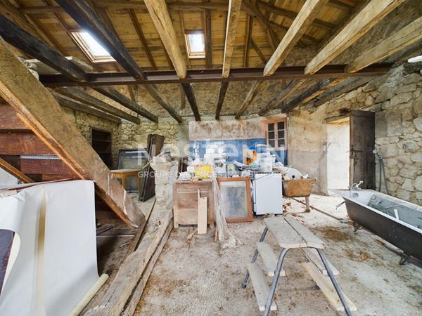 A 30 min d'Aurillac, secteur Maurs, à vendre Maison en pierre à rénover avec four à pain et dépendances sur 5000 m² de terrain.