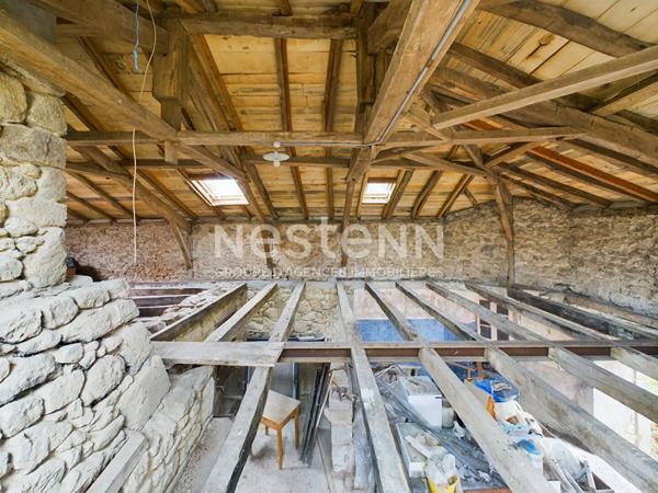 A 30 min d'Aurillac, secteur Maurs, à vendre Maison en pierre à rénover avec four à pain et dépendances sur 5000 m² de terrain.