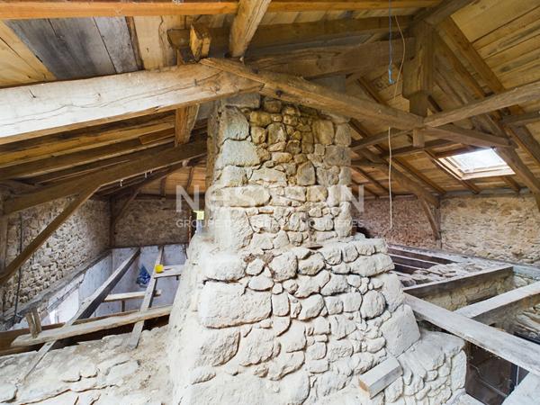 A 30 min d'Aurillac, secteur Maurs, à vendre Maison en pierre à rénover avec four à pain et dépendances sur 5000 m² de terrain.