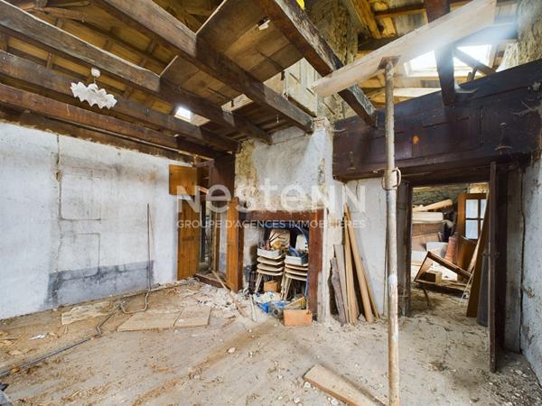 A 30 min d'Aurillac, secteur Maurs, à vendre Maison en pierre à rénover avec four à pain et dépendances sur 5000 m² de terrain.