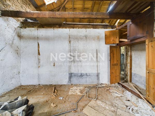 A 30 min d'Aurillac, secteur Maurs, à vendre Maison en pierre à rénover avec four à pain et dépendances sur 5000 m² de terrain.