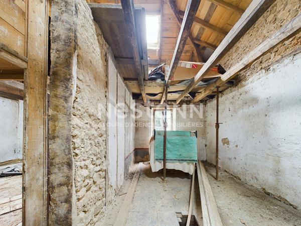 A 30 min d'Aurillac, secteur Maurs, à vendre Maison en pierre à rénover avec four à pain et dépendances sur 5000 m² de terrain.