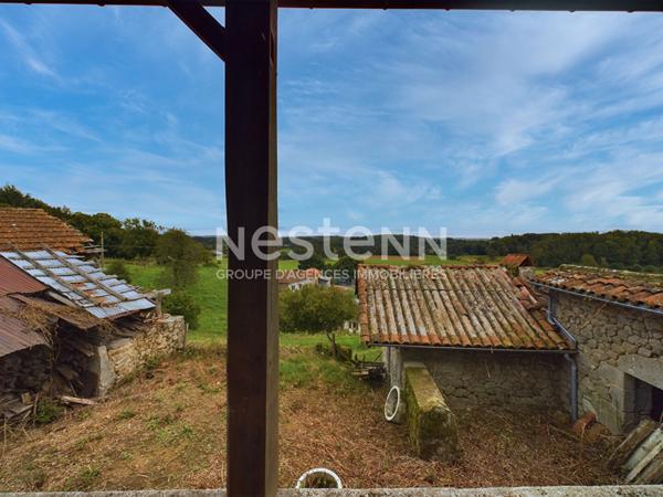 A 30 min d'Aurillac, secteur Maurs, à vendre Maison en pierre à rénover avec four à pain et dépendances sur 5000 m² de terrain.